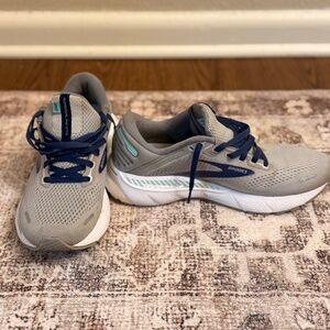 Women’s Brooks Adrenaline GTS 22